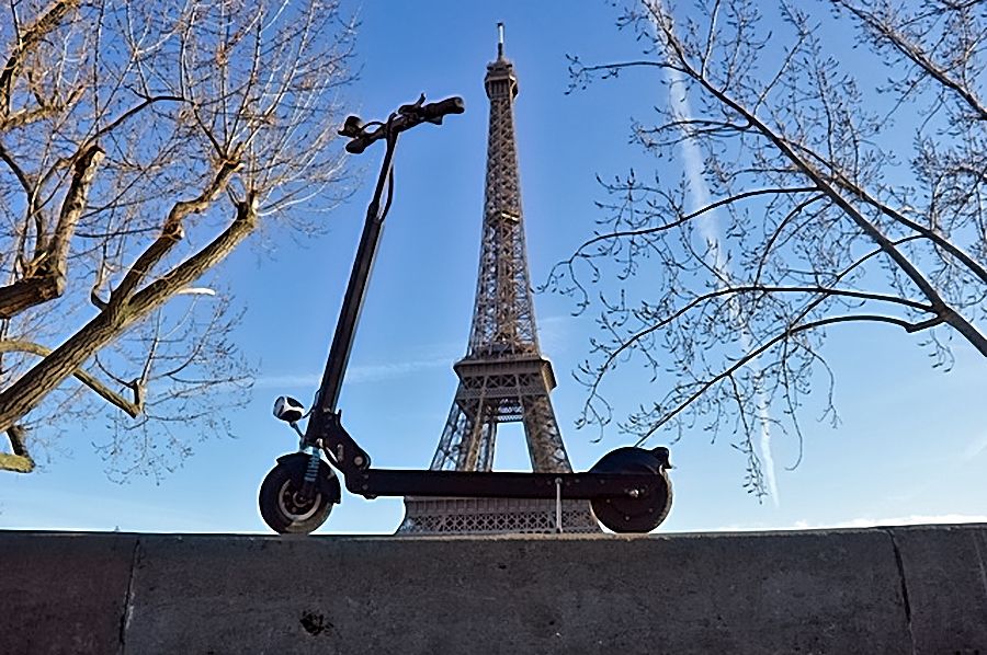 The “RG” electric scooter by RENT & GO